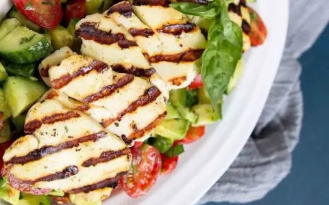 Jak jeść ser halloumi - odkryj pyszne sposoby na jego podanie