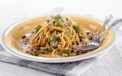 Szybkie i proste spaghetti z tuńczykiem, które zaskoczy smakiem