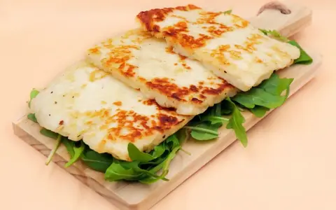 Jak smakuje ser halloumi? Poznaj jego wyjątkowy smak i teksturę