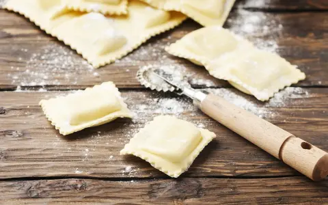 Ravioli czy tortellini: poznaj kluczowe różnice i wybierz lepiej