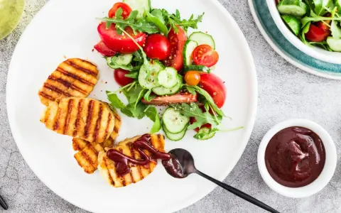 Ser halloumi jak smakuje – odkryj jego wyjątkowy smak i zastosowanie