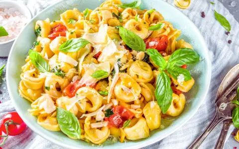 Pomysły na tortellini z szynką parmeńską – z czym najlepiej podać?