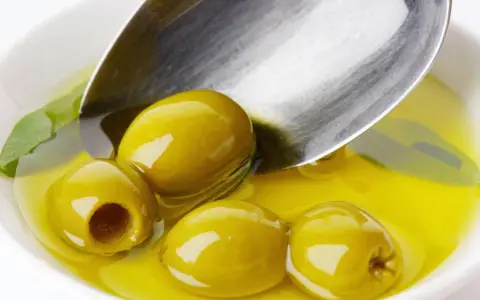 Ile kalorii ma oliwa z oliwek? Sprawdź, co musisz wiedzieć