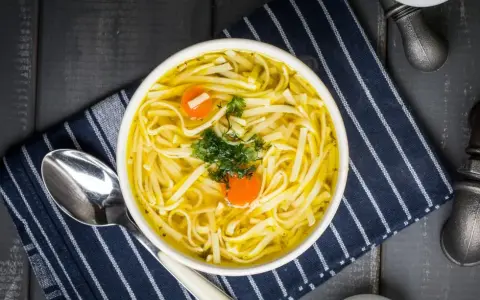 Ile waży rosół z makaronem? Zaskakujące fakty o kaloriach i porcjach