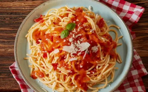 Jak zrobić sos do spaghetti, który zachwyci Twoich gości