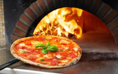 Ile waży pizza 32 cm? Odkryj zaskakujące różnice w wadze