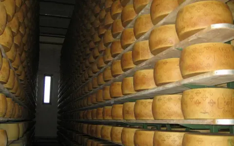 Czy grana padano to parmezan? Odkryj kluczowe różnice i smaki