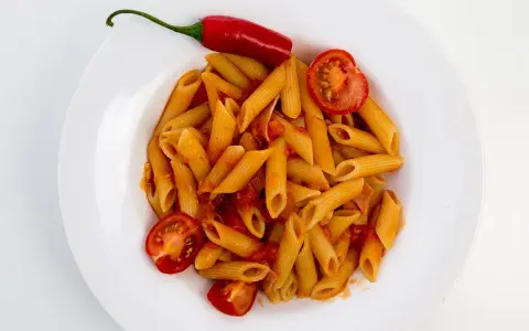 Penne arrabiata: prosty przepis na wyrazisty smak, który zachwyca