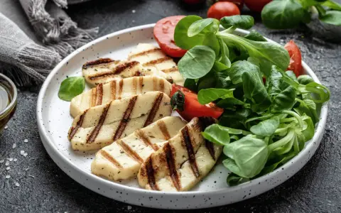 Halloumi z czym podać, aby zachwycić smakiem i aromatem?