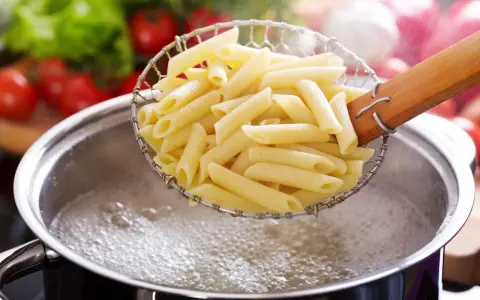 Jak ugotować makaron idealnie al dente - unikaj tych błędów