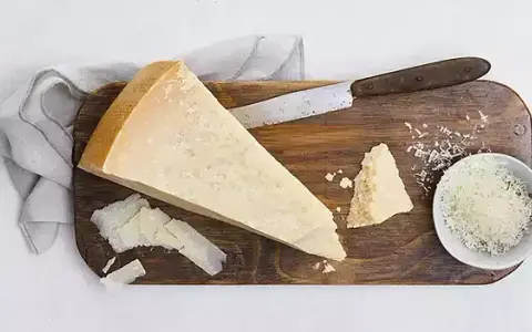 Gdzie kupić parmezan w Polsce? Najlepsze miejsca i oferty