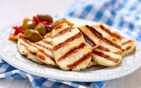 Halloumi z jakiego mleka: odkryj tajemnice jego produkcji