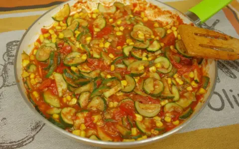Sos do spaghetti na zimę z cukinią – prosty przepis na smaczny zapas