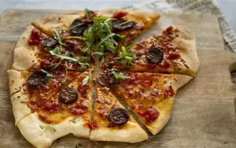 Ile powinno wyrastać ciasto na pizzę, aby uzyskać idealny smak?