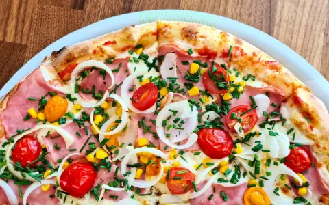 Ile cm ma duża pizza w Pizza Hut? Zaskakujące wymiary i porady