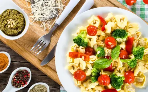 Jak zrobić sałatkę z tortellini, która zachwyci każdego gościa