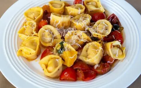 Jak smakowicie podać makaron tortellini z czym najlepiej łączyć