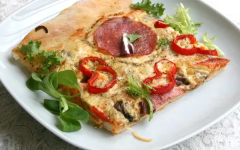 Jak zrobić pizzę w domu - proste przepisy, które zachwycą smakami