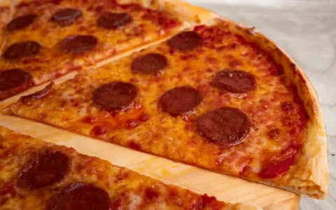 Czy ciasto na pizzę można zrobić dzień wcześniej, aby poprawić smak?
