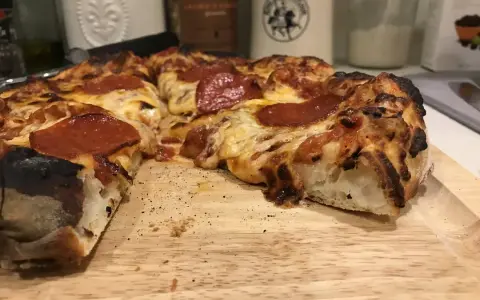 Jak się pisze pizza? Poznaj poprawną pisownię i wymowę tego słowa