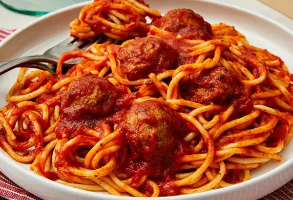 Najlepsze przepisy na spaghetti z klopsikami, które pokochasz