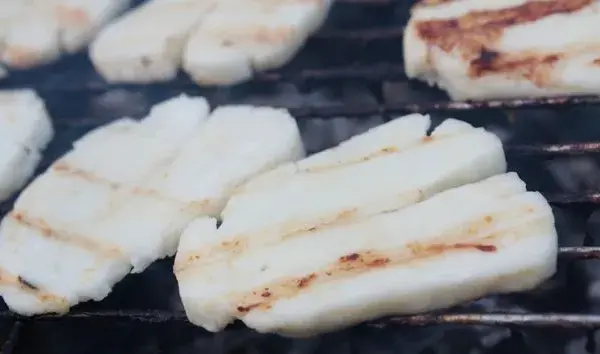 Jak przygotować halloumi: proste metody i smaczne przepisy
