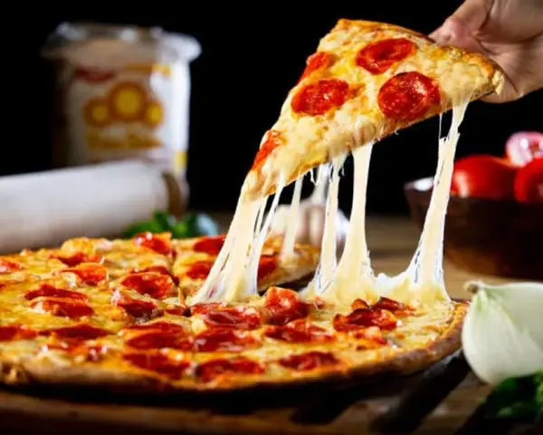 Jaki ser do pizzy? Odkryj najlepsze smaki i połączenia serów