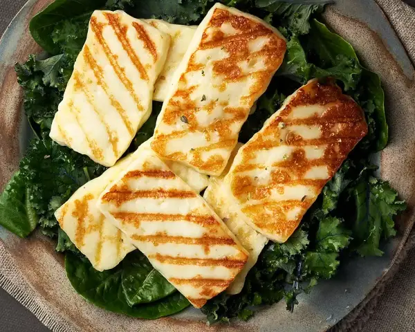 Halloumi co to jest? Odkryj sekrety tego wyjątkowego sera