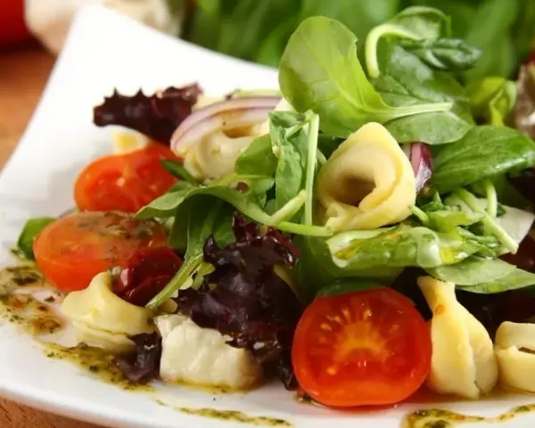 Tortellini z pomidorami i mozzarellą - najlepsze dodatki do podania