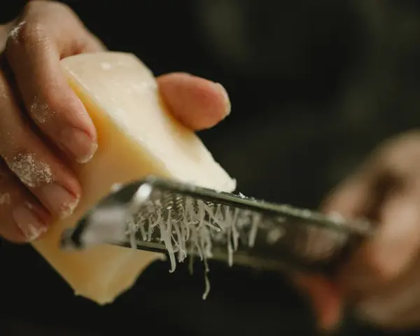 Jak wygląda ser parmezan? Odkryj jego unikalne cechy i smak