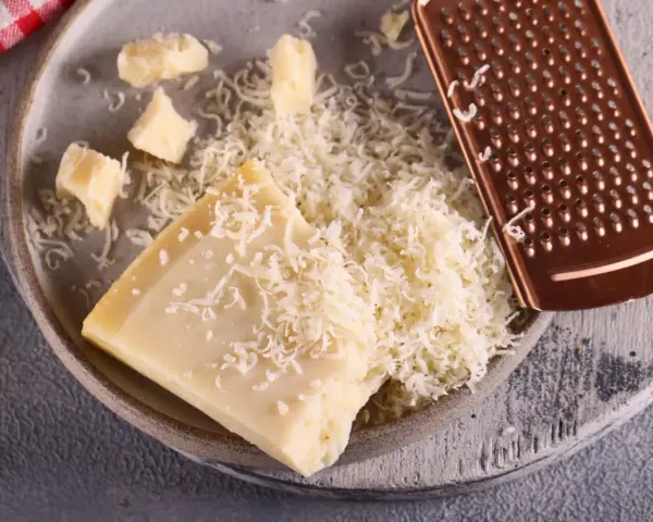 Jakim serem zastąpić parmezan? Odkryj najlepsze alternatywy smakowe