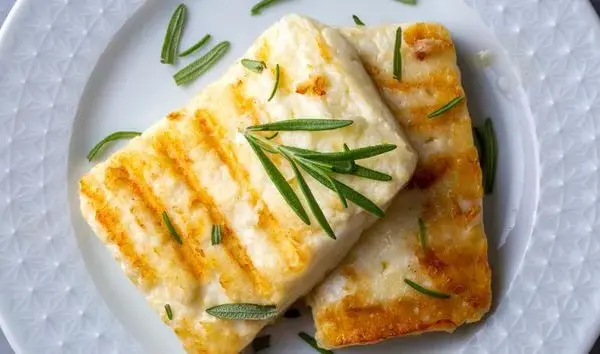 Halloumi jak zrobić – prosty przepis na domowy ser, który zachwyca