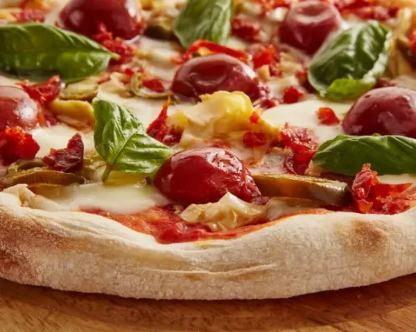 Jak zrobić cienkie ciasto na pizzę, aby uniknąć grubych placków