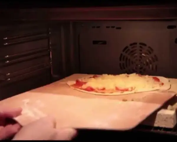 Jak piec pizzę na kamieniu, aby uniknąć przypalenia i uzyskać idealny smak