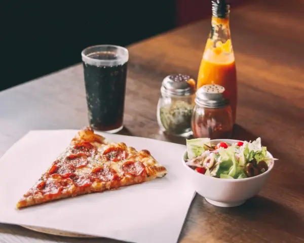 Jakie sosy do pizzy wybrać, aby zaskoczyć swoich gości?