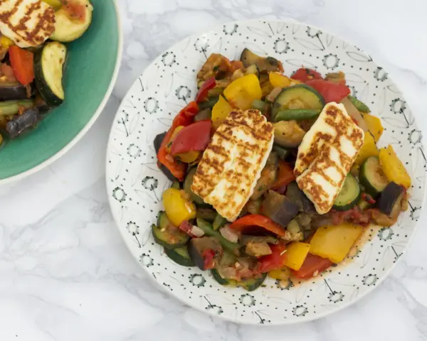 Jak grillować ser halloumi na patelni, aby uzyskać idealną chrupkość