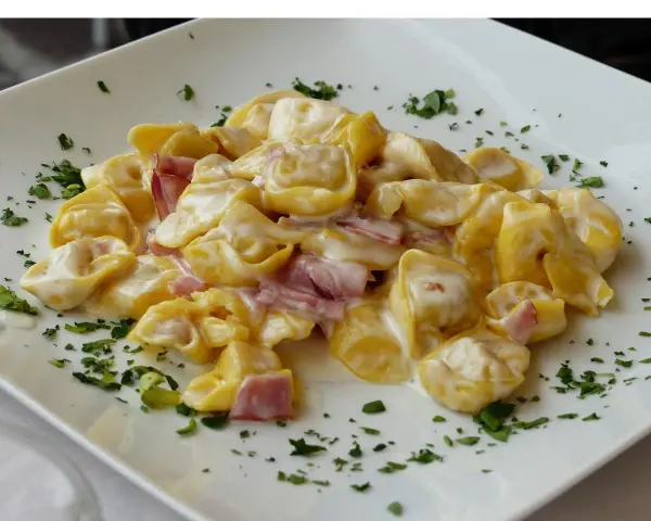 Z czym podawać tortellini z mięsem, aby zachwycić gości?