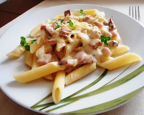 Szybkie i smaczne dania z makaronem penne, które zachwycą każdego