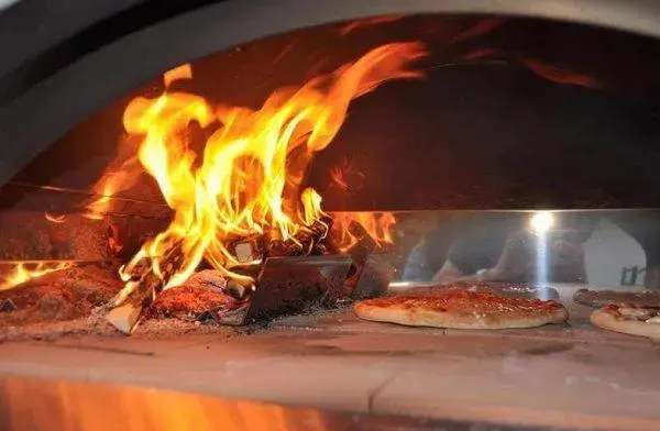 Jakie drewno do pieca do pizzy? Odkryj najlepsze gatunki dla smaku