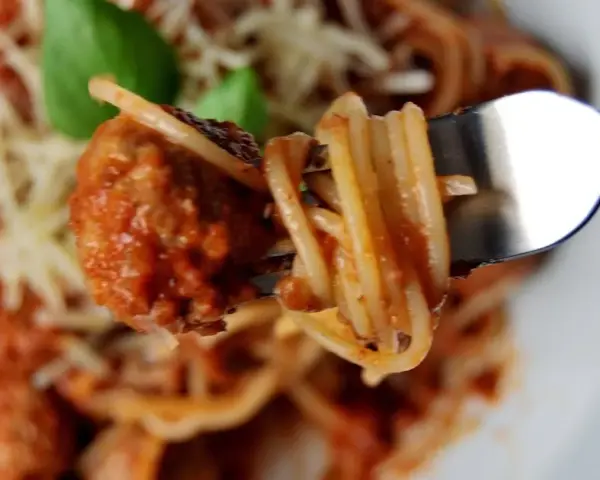 Przepis na spaghetti z klopsikami po włosku, który zachwyci każdego