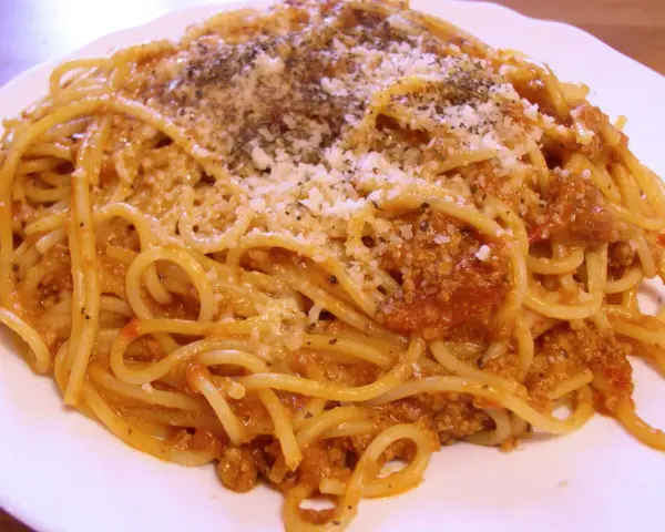 Prosty przepis na spaghetti bolognese, który zaimponuje każdemu