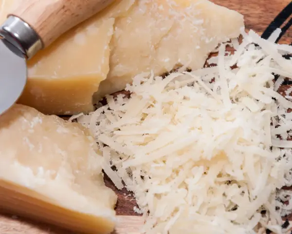 Parmezan ile waży - odkryj, ile użyć w przepisach i diecie