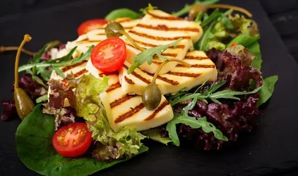 Z czego jest ser halloumi? Odkryj jego skład i tajemnice produkcji
