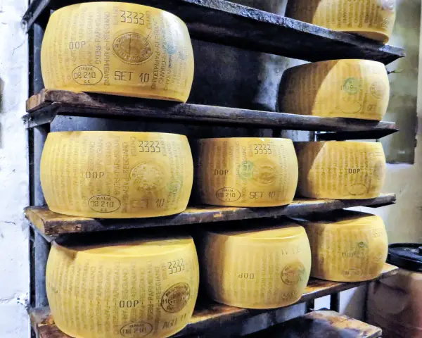 Parmezan czy Grana Padano: Kluczowe różnice, które musisz znać