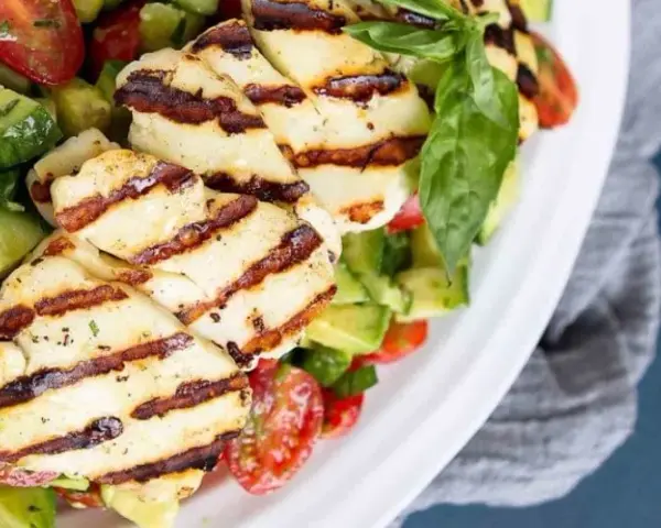 Jak jeść ser halloumi - odkryj pyszne sposoby na jego podanie