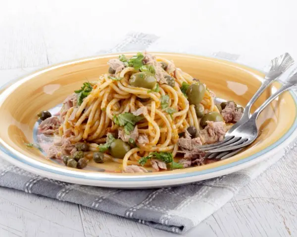 Szybkie i proste spaghetti z tuńczykiem, które zaskoczy smakiem