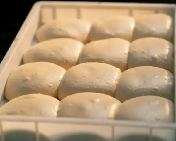 Jak mrozić ciasto na pizzę, aby zachować jego świeżość i smak