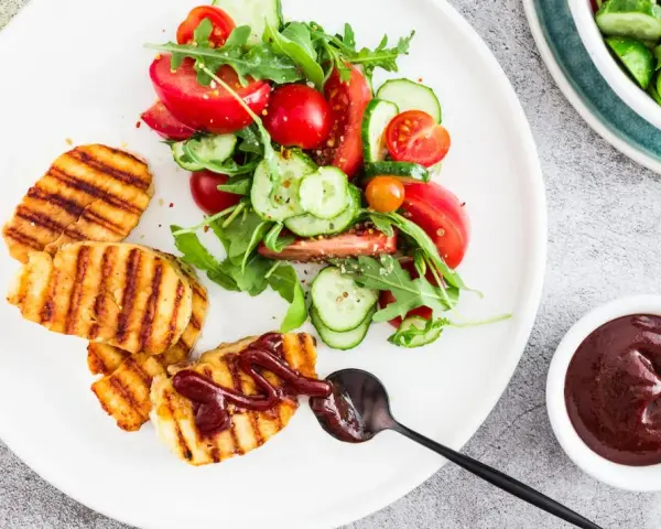 Ser halloumi jak smakuje – odkryj jego wyjątkowy smak i zastosowanie