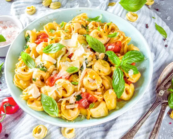 Pomysły na tortellini z szynką parmeńską – z czym najlepiej podać?