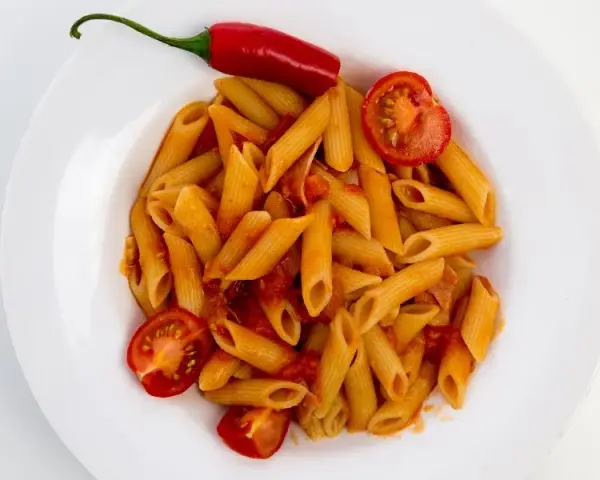 Penne arrabiata: prosty przepis na wyrazisty smak, który zachwyca